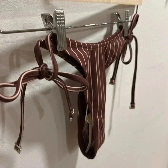 Zulu and Zephyr Plum Stripe Curve Tie Thong - Picture 3 of 5